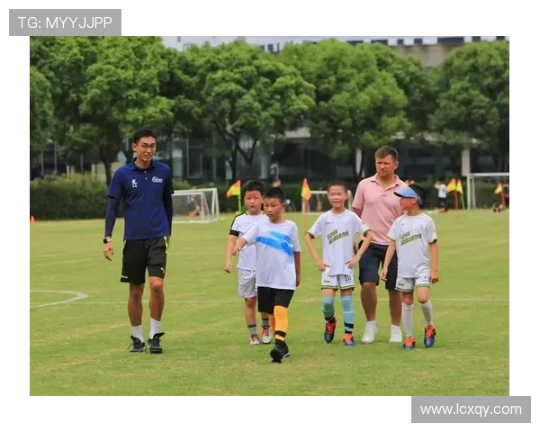 当足球明星携手孩子共度快乐时光探索亲子互动与运动乐趣