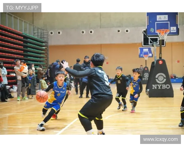 足球巨星挑战篮球游戏展现运动员多才多艺的精彩瞬间